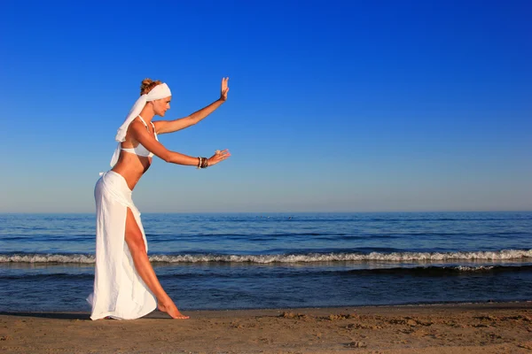 Γυναίκα χαλαρώνει στην παραλία — Φωτογραφία Αρχείου