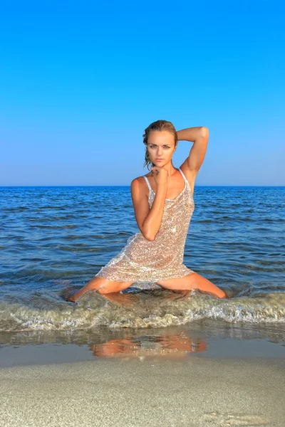 Frau entspannt sich am Strand — Stockfoto