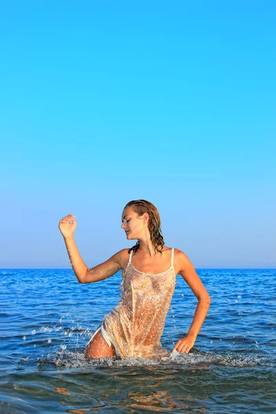 Mujer relajándose en la playa — Foto de Stock