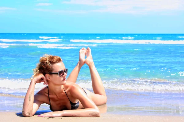 Donna rilassante sulla spiaggia — Foto Stock