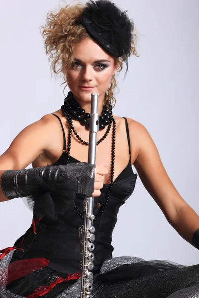 Mujer de moda con flauta transversal — Foto de Stock