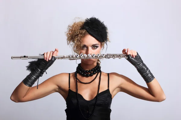 Mujer de moda con flauta transversal —  Fotos de Stock