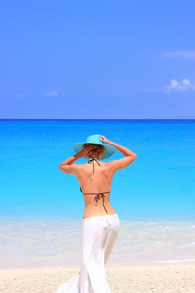 Mulher na praia — Fotografia de Stock