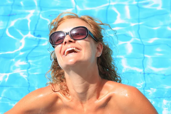 Modelo de biquíni na piscina com água azul clara — Fotografia de Stock