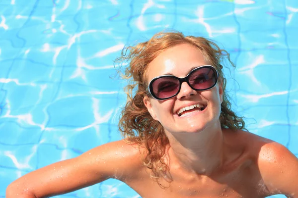 Modelo de bikini en piscina con agua azul clara — Foto de Stock