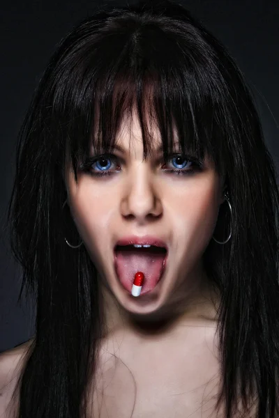 錠剤を食べる若い女性 — ストック写真