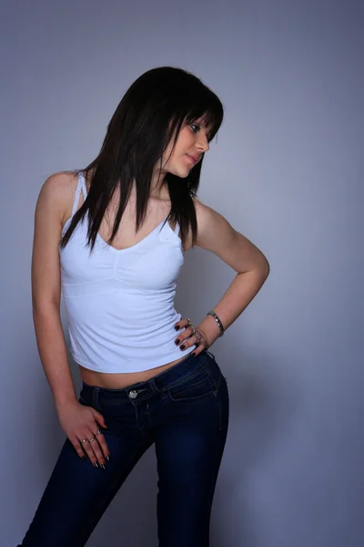 Mladá žena v džíny a triko — Stock fotografie
