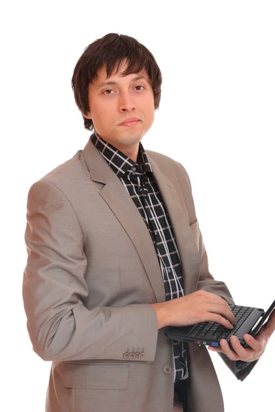 Jeune homme d'affaires debout avec ordinateur portable — Photo