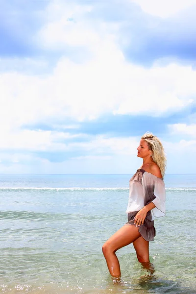 해변에서 비키니를 입은 여자 — 스톡 사진
