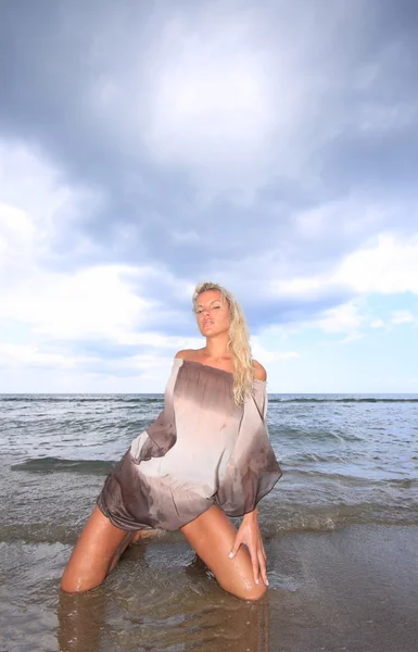 Woman in a bikini on the beach — Stock Photo, Image