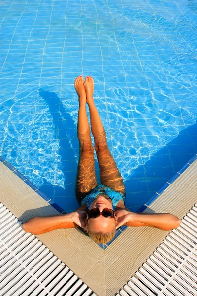 Mulher desfrutando de uma piscina — Fotografia de Stock