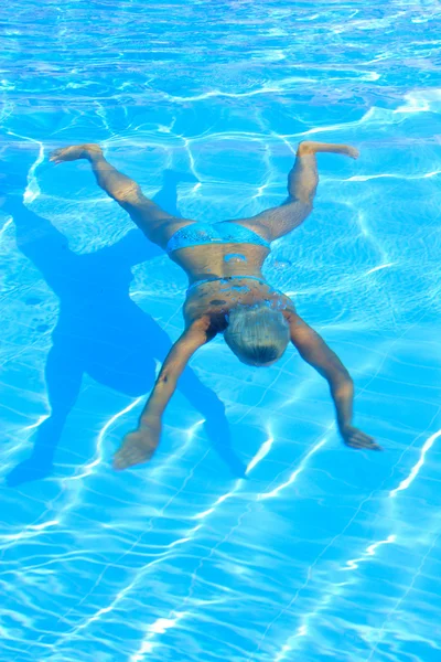Жінка насолоджується басейном — стокове фото