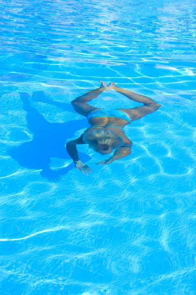 수영장을 즐기는 여자 — 스톡 사진