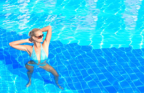 Gyönyörű fiatal nő, a medencénél — Stock Fotó