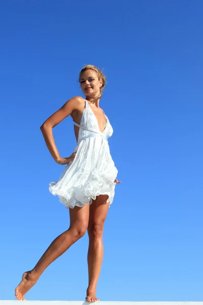 Beyaz elbiseli genç kadın — Stok fotoğraf