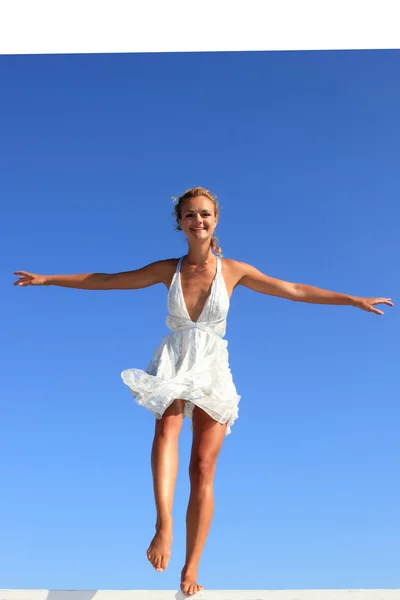 Jonge vrouw in witte jurk — Stockfoto