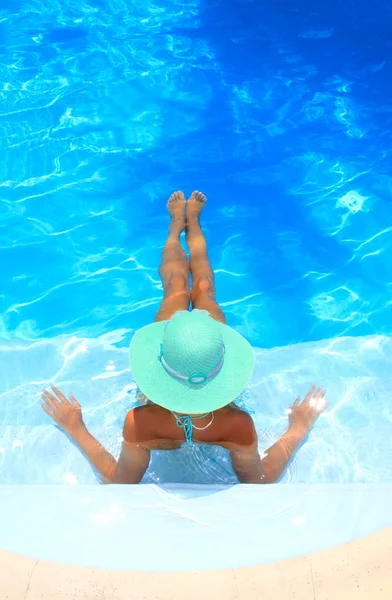 Mujer en piscina —  Fotos de Stock