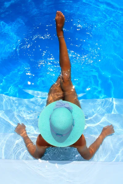 Donna in piscina — Foto Stock