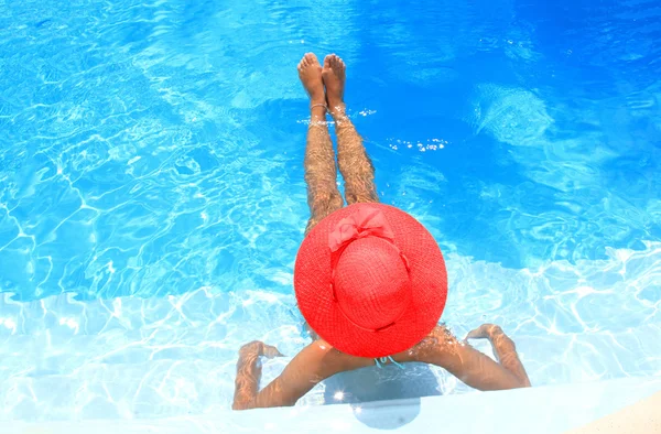 Vrouw genieten van een zwembad — Stockfoto
