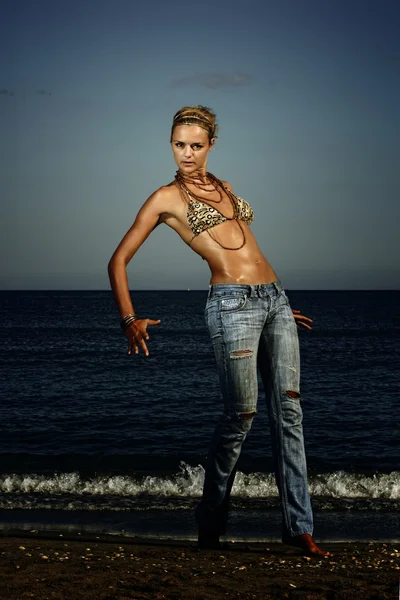 Modelo de moda en jeans junto al mar — Foto de Stock