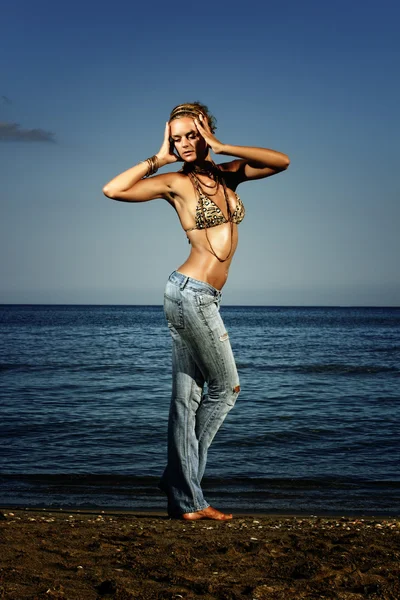 时装模特在海边牛仔裤 — 图库照片
