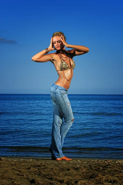 时装模特在海边牛仔裤 — 图库照片