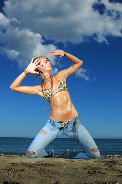 Modelka w dżinsy, nad morzem — Zdjęcie stockowe