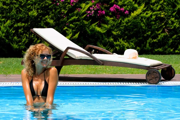 Relaxando na piscina — Fotografia de Stock