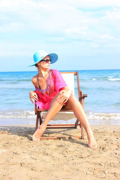 Giovane ragazza rilassante sulla spiaggia — Foto Stock