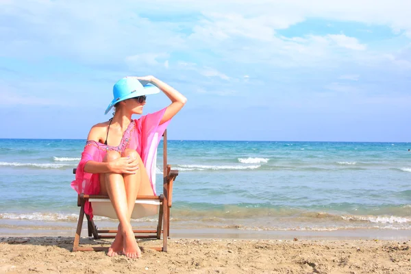 Молодая девушка отдыхает на пляже — стоковое фото