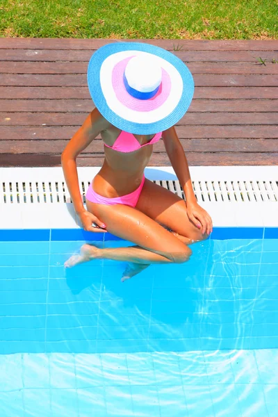 Mujer en una piscina — Foto de Stock