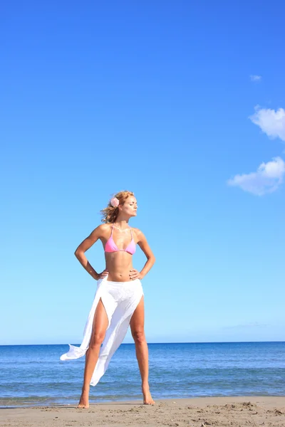 Vrouw in bikini op het strand — Stockfoto