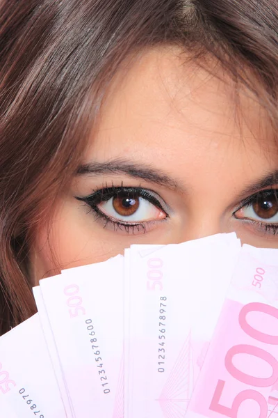 Junge Frau hält Bargeld in der Hand und lächelt — Stockfoto