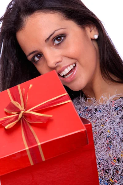 Retrato de inverno de uma bela jovem mulher sorridente — Fotografia de Stock