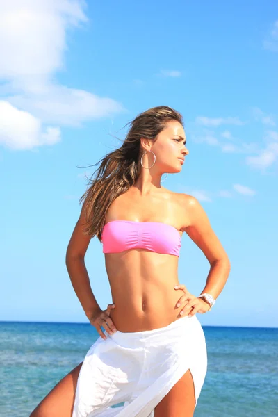 Frau im Bikini am Strand — Stockfoto