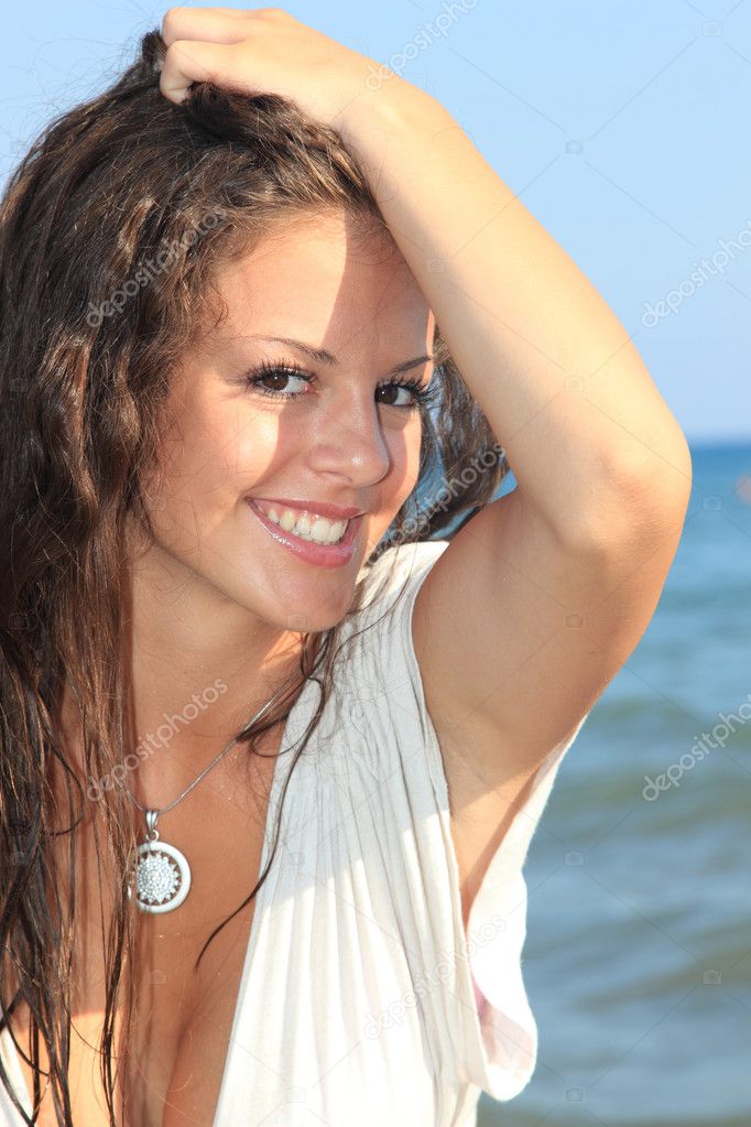 Chica Atractiva En La Playa Fotografía De Stock © Netfalls 8202048 Depositphotos 