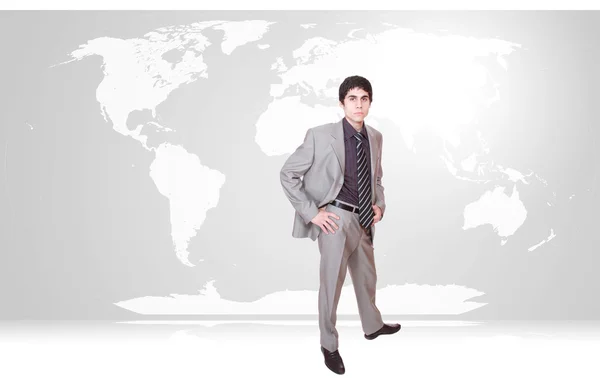 Молодой бизнесмен с картой мира — стоковое фото