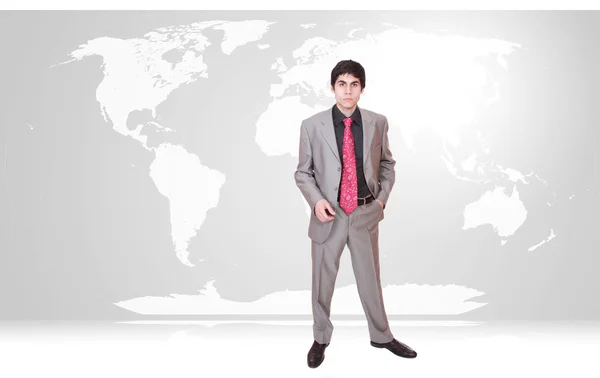 Joven hombre de negocios con mapa del mundo — Foto de Stock