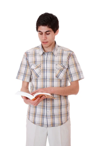 Przystojny młody człowiek czytający książkę — Zdjęcie stockowe