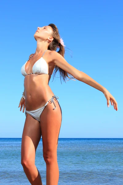 Bella modella rilassante su una spiaggia — Foto Stock