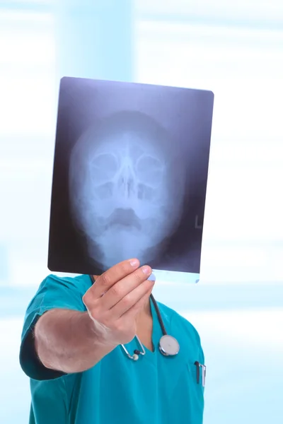 Médico masculino olhando para raios X . — Fotografia de Stock