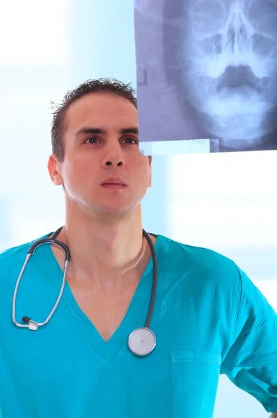 Médecin masculin regardant les rayons X . — Photo