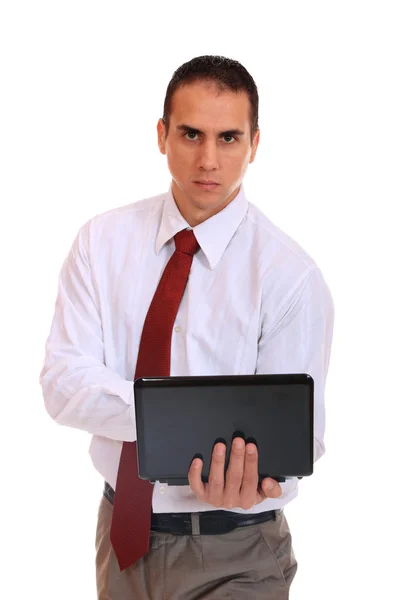 Junger Geschäftsmann steht mit Laptop da — Stockfoto
