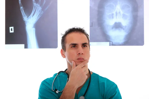 Il dottore sta guardando una radiografia — Foto Stock