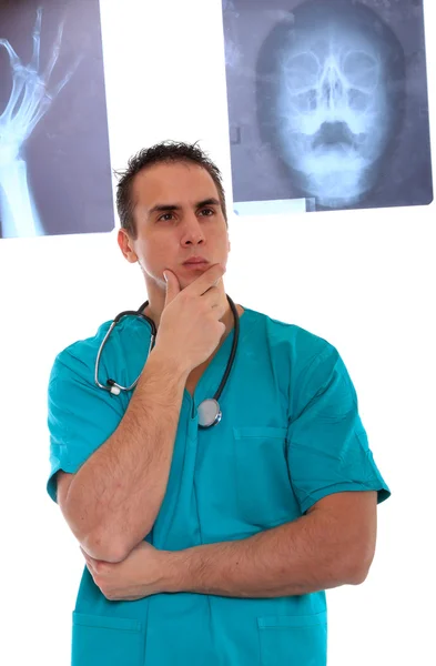 Läkaren tittar på en xray — Stockfoto