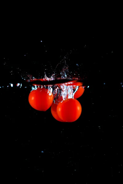 Tomaten in een water spatten — Stockfoto