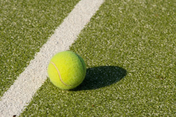 Tenis topları ile çim mahkeme — Stok fotoğraf