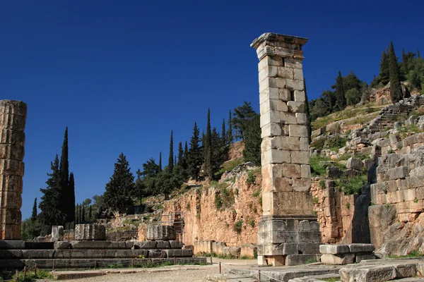 Ruinas del templo de Apolo en Delphi, Grecia — Foto de Stock