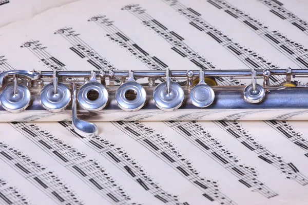Zilveren fluit op fluit bladmuziek — Stockfoto