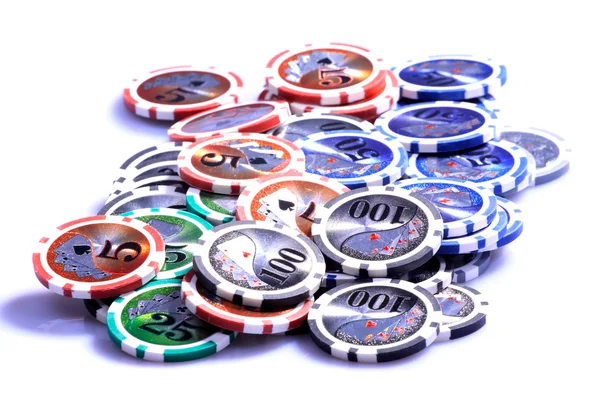 Casino-Chips auf Weiß — Stockfoto